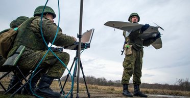 Роздають листівки біля вишів: у РФ студентів агітують керувати БпЛА під виглядом "гри", — ЦПД