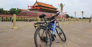 Мужчина проехал на велосипеде более 4 тыс. км, чтобы помириться с женой: что она ответила