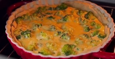 Пиріг із лососем і броколі: як швидко приготувати смачну страву