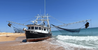 Приплив без екіпажу: розкрито таємницю появи на узбережжі загадкового корабля-привида (фото)