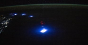 Земля з космосу: астронавт NASA зробив знімок рідкісної червоної блискавки (фото)