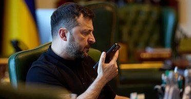 Радники Трампа хотіли, щоб Зеленський погодився здати Донбас по телефону, — Axios