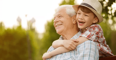 І в дитинстві, і після 60: як людина почувається щасливою в різному віці