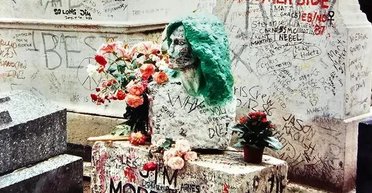 Бюст с могилы Джима Моррисона случайно нашли спустя 37 лет (фото)