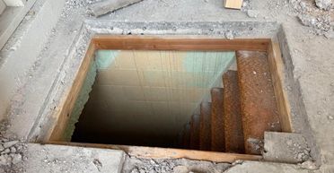 Родина купила будинок і знайшла в ньому схований підвал: що було під землею (фото)