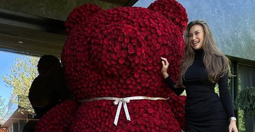 "Ваши комментарии никому не нужны": владелица медведя из цветов за полмиллиона ответила хейтерам