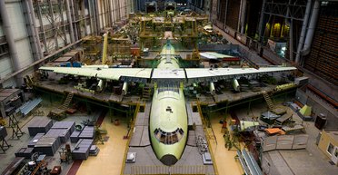 СОУ попали по заводам "Авиастар" и 123 АРЗ: как ВСУ выбивают авиаотрасль РФ, — Генштаб (фото)