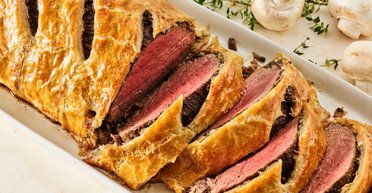 Новогодний стол 2025: как приготовить говядину "Веллингтон" по классическому рецепту