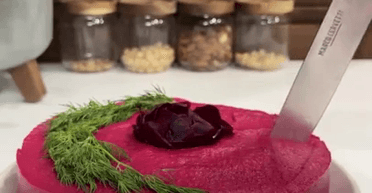 Новий вигляд, знайомий смак: рецепт закусочного торта "Оселедець під шубою"