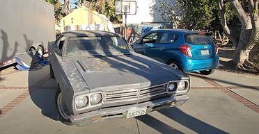 Американская мощь: культовый спорткар 60-х завелся и поехал после 25 лет простоя (видео)