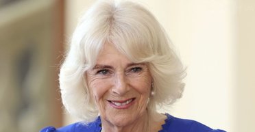 Королева Камилла нарушила этикет во время разговора с известной актрисой: что она сделала (видео)