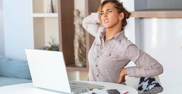 5 упражнений, которые помогут размяться тем, кто вынужден весь день работать сидя