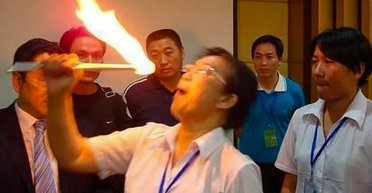 Для преодоления страхов: компания в Китае заставила сотрудников глотать огонь (видео)