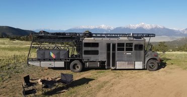 Старий шкільний автобус перетворили на будинок на колесах для апокаліпсису (відео)