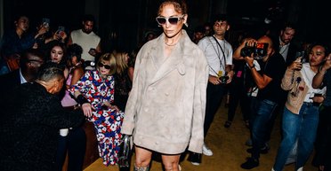 Дженнифер Лопес в сапогах из змеиной кожи и замшевой куртке посетила показ Coach