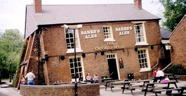 "Культове місце": паб "Кривий дім" знесли бульдозером після руйнівної пожежі (фото)