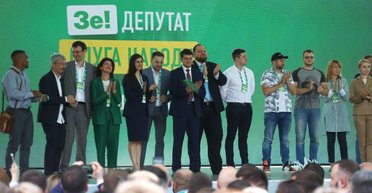 "Слуга народа" ведет себя по-хозяйски. Как партия Зеленского презентовала партийный список и тут же пообещала исправить ошибки в нем