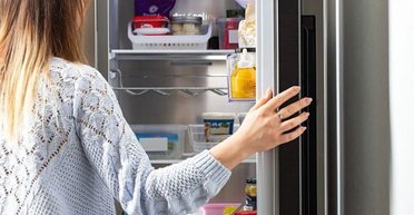 Покупать ничего не надо: как избавиться от "старого" запаха в холодильнике