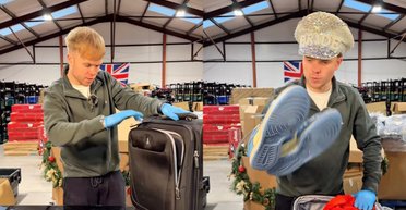 Мужчина покупает потерянный багаж в аэропортах: некоторые находки лучше не показывать