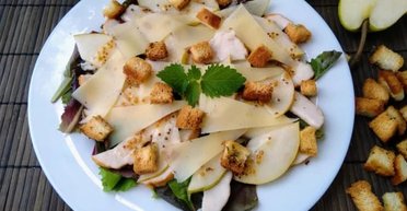 Швидко і смачно: салат із копченою куркою та грушею