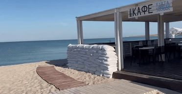 В Крыму возле заведений на пляжах начали строить "баррикады", — соцсети (видео)