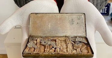 Выпустили к коронации: на аукционе продадут 122-летнюю шоколадку (фото)