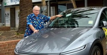 Осколок метеорита врізався в лобове скло Tesla: чоловік дивом залишився живий (фото)