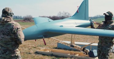 Україні передали сотні дронів зі ШІ: несуть 12 кг вибухівки і не бояться РЕБ (відео)