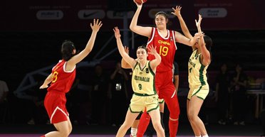 "Сенсація баскетболу": за Китай дебютувала спортсменка з майже 2,3-метровим зростом (відео)