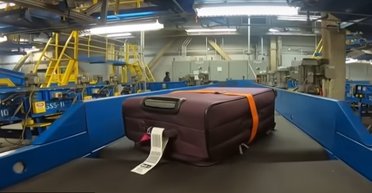 Що відбувається з валізою після здачі її в аеропорту: тепер це можна побачити (відео)