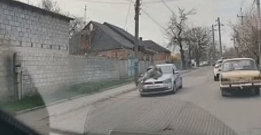 Провез на капоте авто: в Кропивницком водитель сбил военного ТЦК во время проверки (видео)
