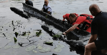 Неймовірна знахідка: солдати натрапили в річці на один із найдавніших човнів (фото)