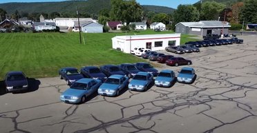 Любовь до фанатизма: американец собрал более 80 автомобилей одной модели (видео)