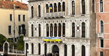 Український прапор зі скелетом поруч, таємниця Ватикану і темрява з химерами: чим вражає Бієнале 2024