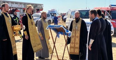 Пожар на НПЗ в Пролетарске: священники РПЦ принесли икону для борьбы с огнем (фото)