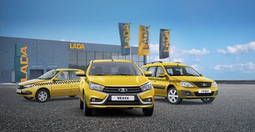 В РФ таксисты протестуют против принудительного перехода на "Лады" и "Москвичи"