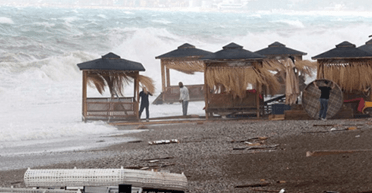 У Туреччині буревій зніс мінарет мечеті та дахи будівель (фото, відео)