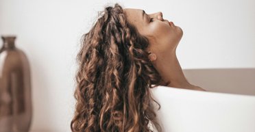 Дерматологи рассказали о 8 признаках того, что вы недостаточно часто моете волосы