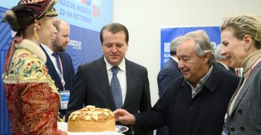 Проигнорировал Саммит мира, но поехал к Путину: Гутерреша в РФ встретили с караваем (фото)