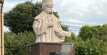 "Дед Панас, а не Тарас Шевченко": в сети возмутились новым памятником Кобзарю (фото)