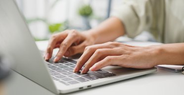 Наняла актеров, чтобы сыграли семью: женщина "раскрутила" мужа на деньги и фейковую свадьбу