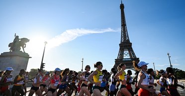 Відвідувачів Ейфелевої вежі евакуювали через напівголого чоловіка (фото, відео)