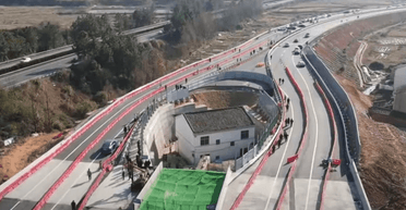 Власник знаменитого будинку посеред траси покинув житло: що стало причиною (відео)