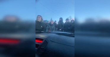 "Надо наказать": офицер ВСУ отреагировал на избиение женщины и ребенка в Космаче (видео)