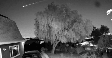 Розпався на частини: люди помітили таємничу вогняну кулю в нічному небі (фото)