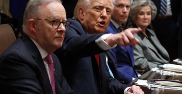 "Ай-яй-яй": Трамп отругал репортера за удар по зеркалу, ролик стал вирусным (видео)