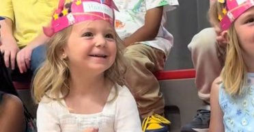 Женщина сомневалась в своих навыках материнства: один жест дочери на празднике изменил все (видео)