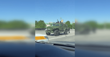 Після дводобової атаки дронів на РФ: біля Кремля розгорнули техніку ППО з РЕБ (відео)