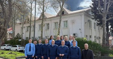 Прокуратура Туапсе высадила деревья на фоне черного дыма от пожара на НПЗ (фото)