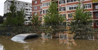 Тонут машины и дороги: Южно-Сахалинск ушел под воду из-за мощного тайфуна (фото)